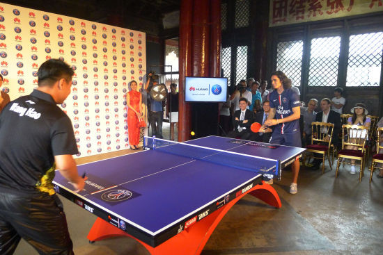 王皓用手机当球拍和足球明星卡瓦尼对战乒乓球