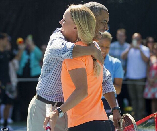 奥巴马和沃兹打网球